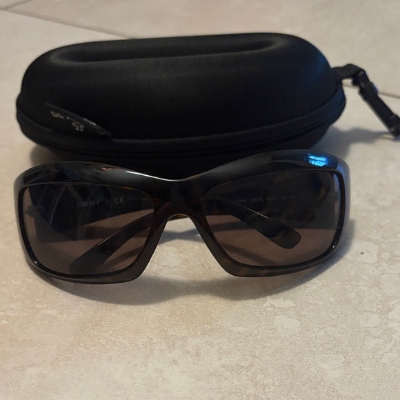 Dkny Accessories - DKNY Tortoise Shell Sunglasses with Black Case